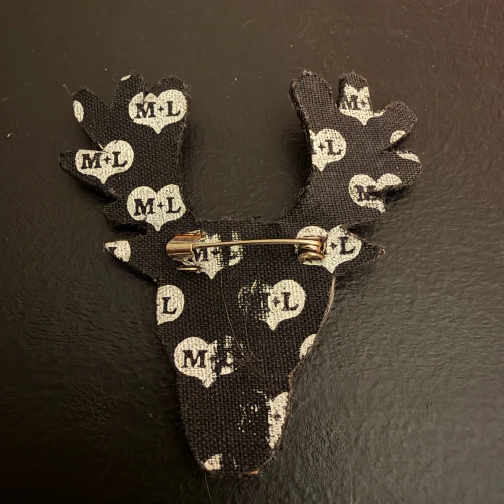 Macon & Lesquoy Embroidered Deer Head Applique Brooch - Metallic Silver